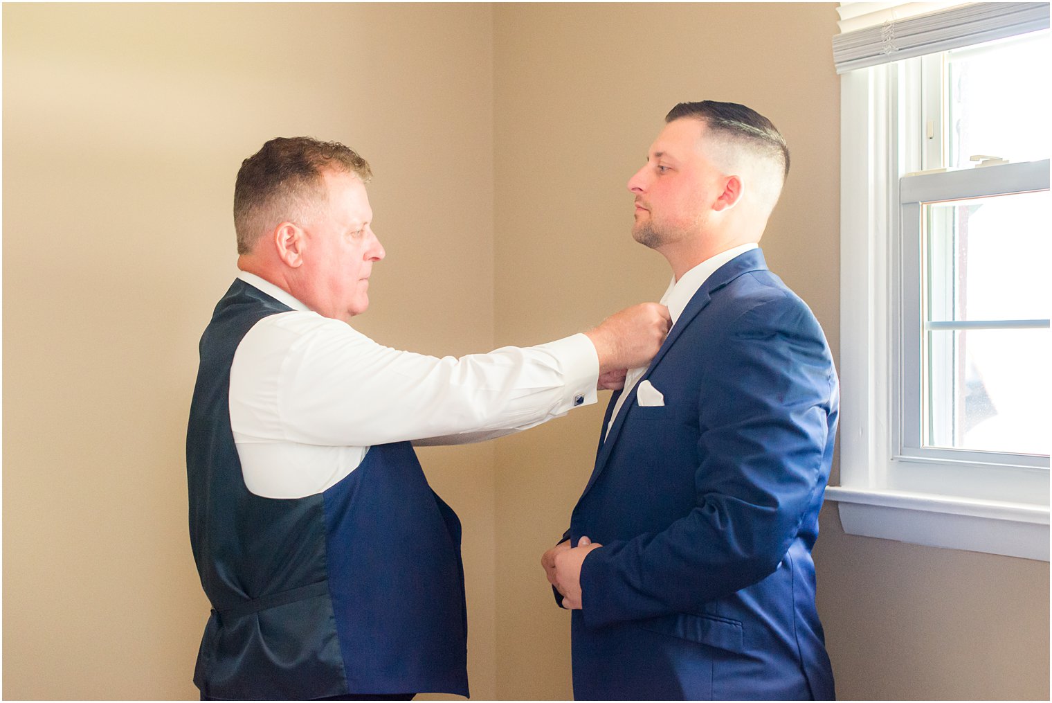 father helps groom adjust tie before NJ wedding 