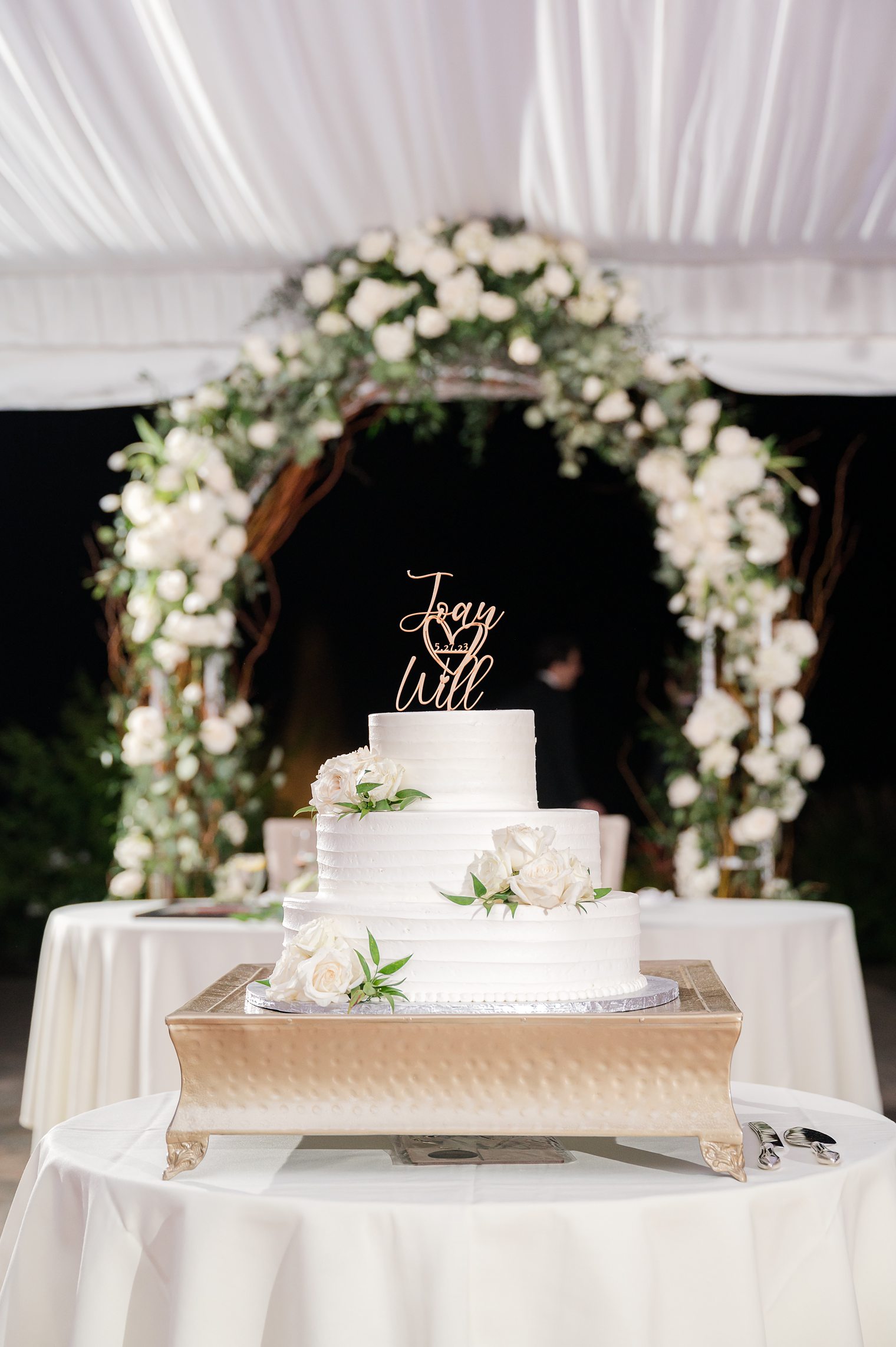 Wedding cake in Windows-on-the-Water-at-Frogbridge