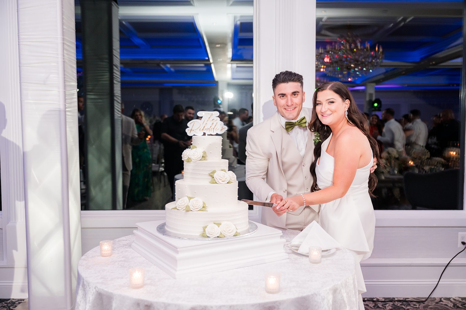 Married couple cutting their cake at The Mill Lakeside Manor