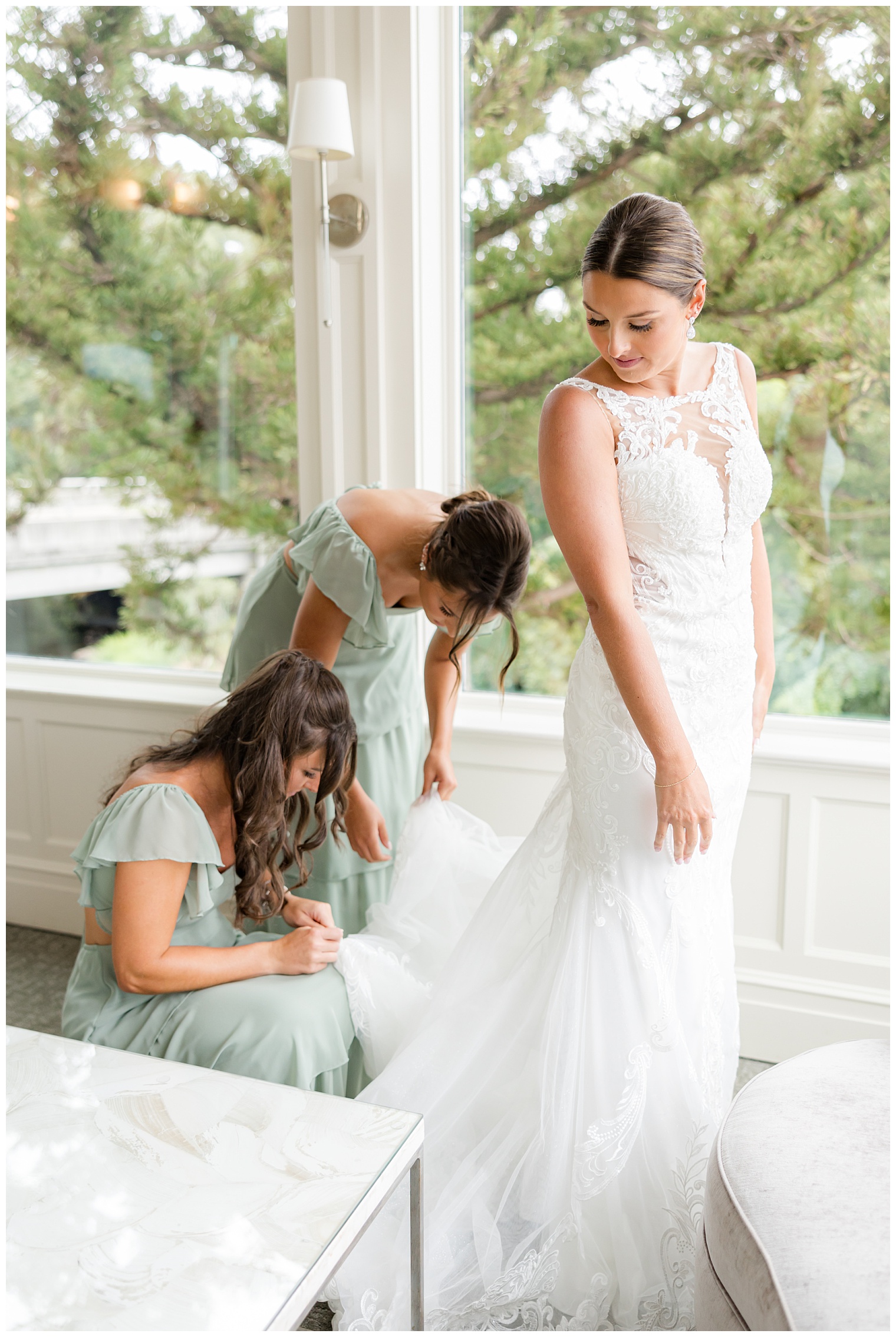 bride with her bridesmaids