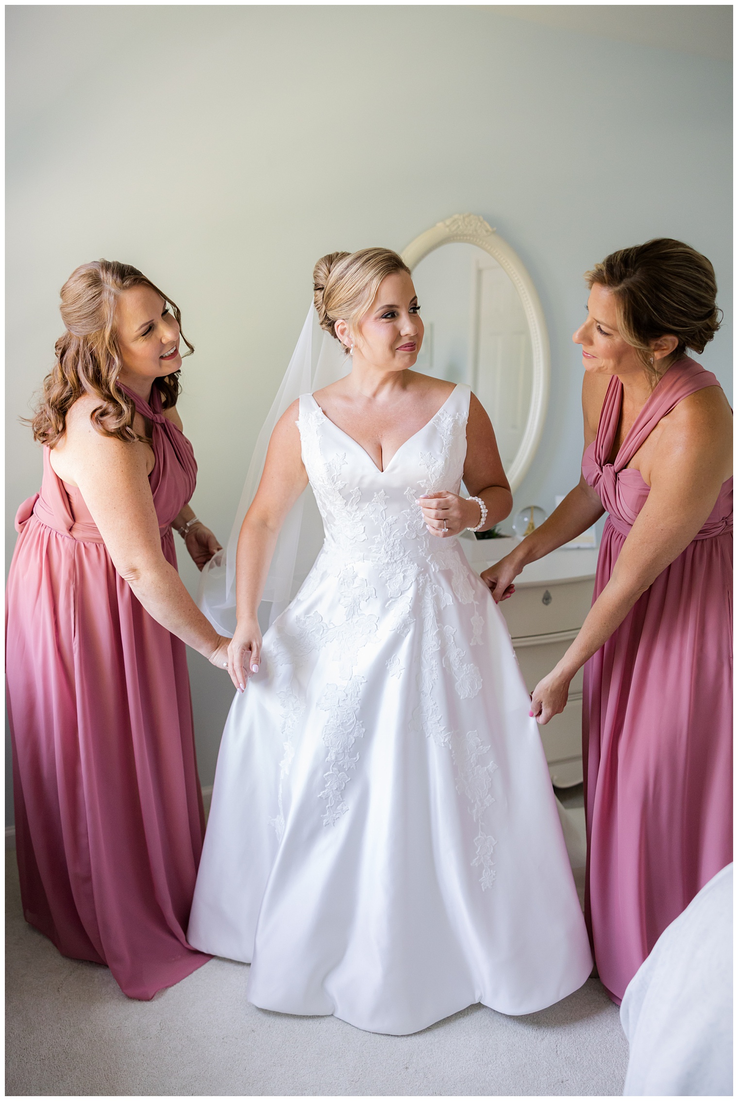 bride with her bridesmaids