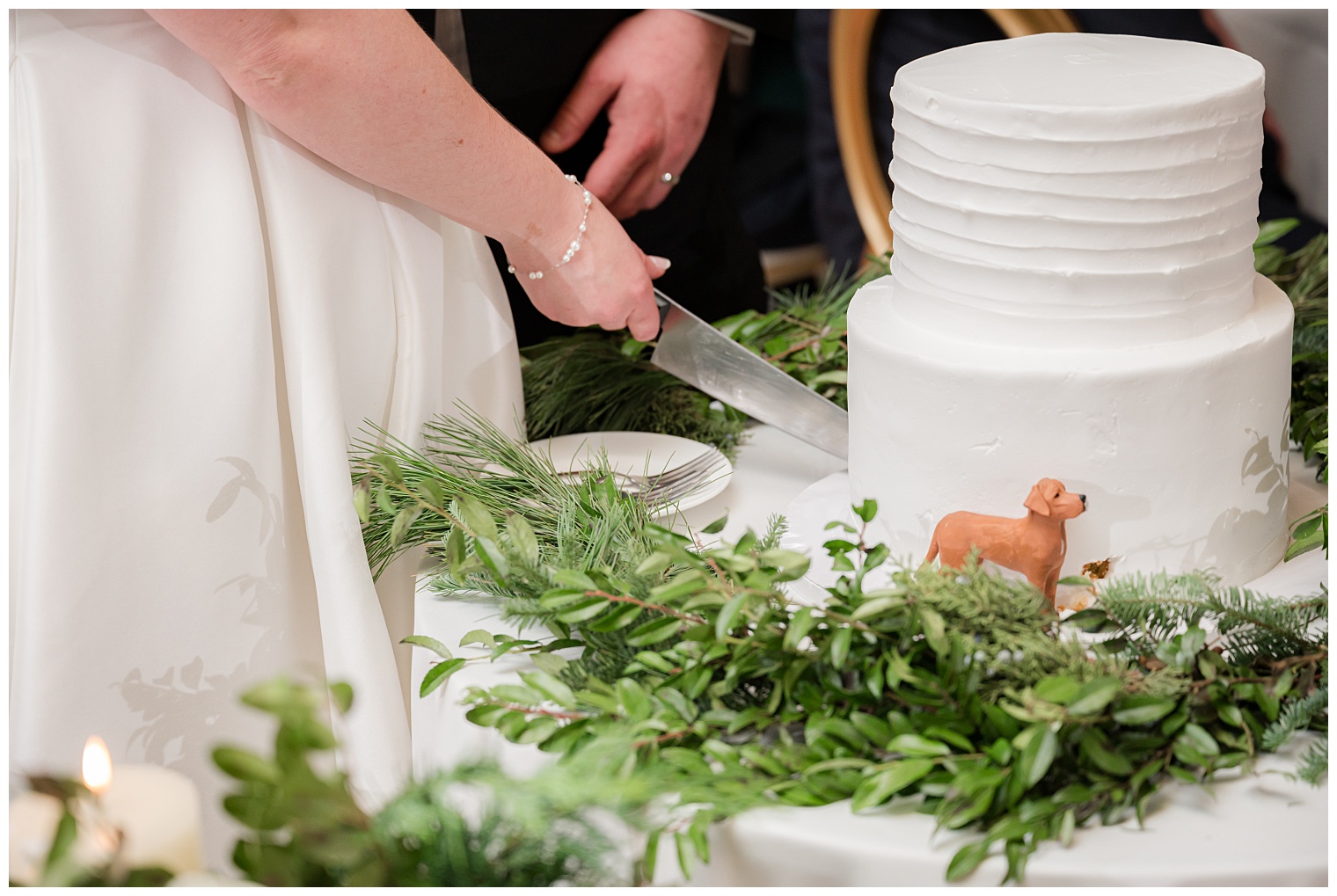 bride and groom cutting the wedding cake