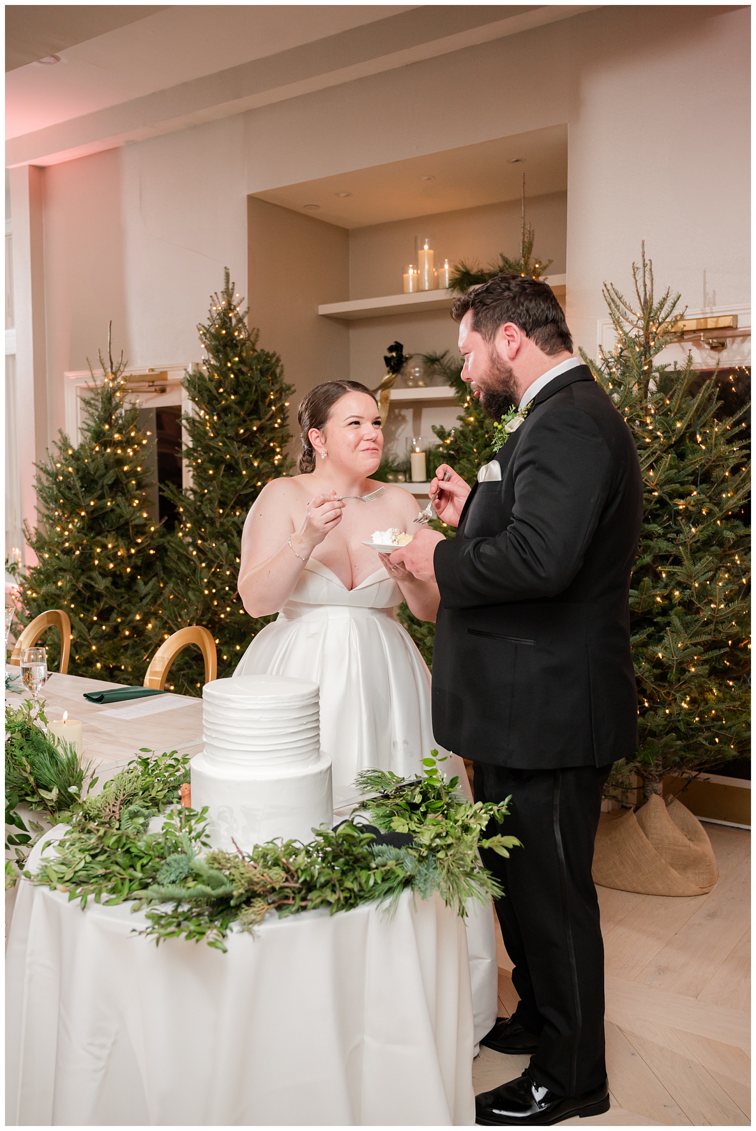 bride and groom cutting the wedding cake