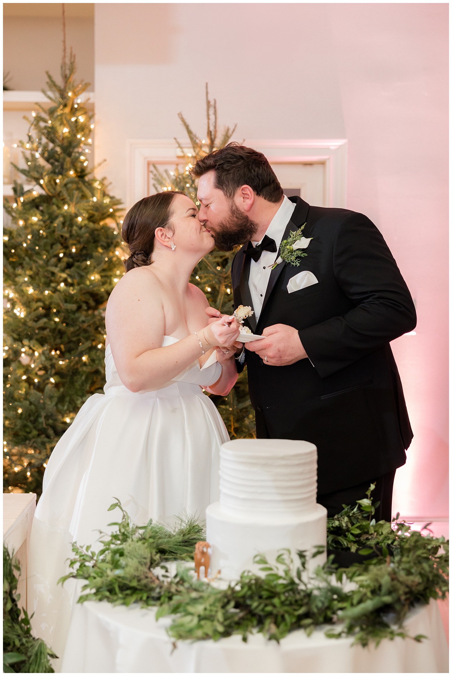 bride and groom cutting the wedding cake